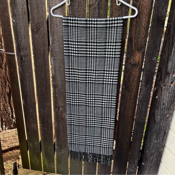 V FRAAS Cashmink Black & White Houndstooth Fringed Scarf - Picture 8 of 12